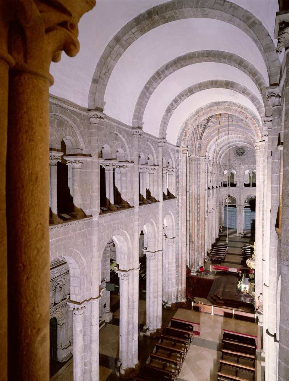 Wnętrze katedry rozpoczęte w 1078 autorstwa Spanish School