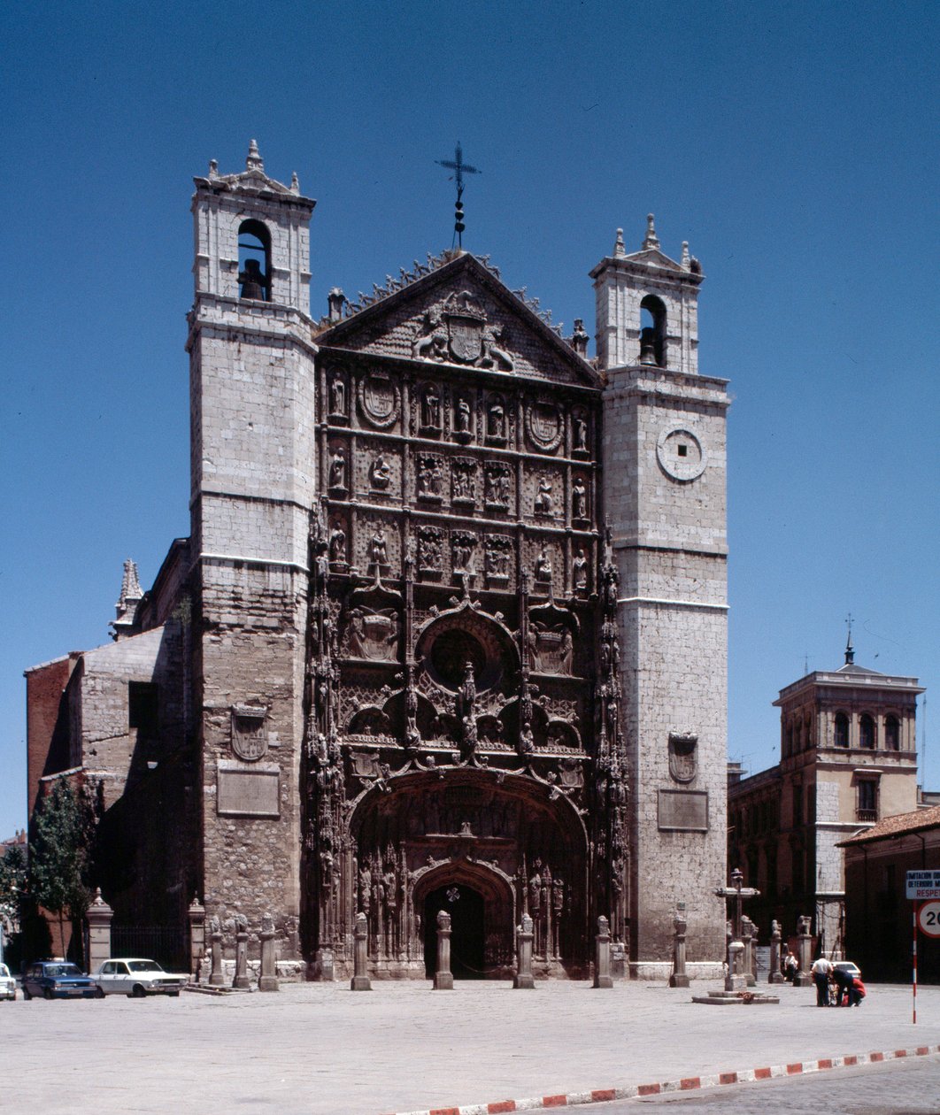 Isabelin Gothic Art: Widok na kościół konwentualny św. Pawła (Saint Paul) (Iglesia conventual de San Pablo) 1445-1616 de Valladolid (widok na gotycko-platerski kościół Isabelline w San Pablo w Valladolid, Hiszpania) autorstwa Spanish School