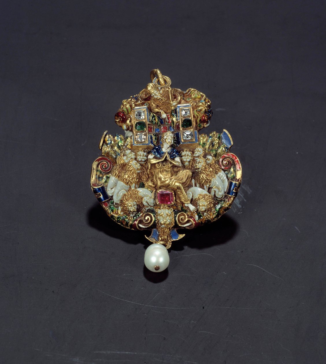 Biżuteria: diamentowa zawieszka, emalia na złotym krążku, szmaragd i perła przedstawiające Daniela w lwiej jamie. 1550-1600. Z Hiszpanii. Paryż, Luwr autorstwa Spanish School