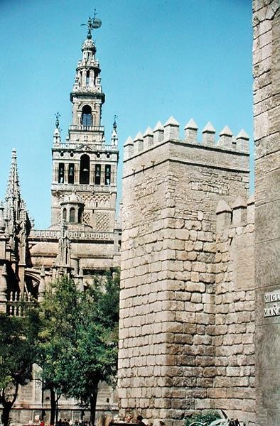 Widok na wieżę La Giralda i jedną z wież Reales Alcazares autorstwa Spanish School