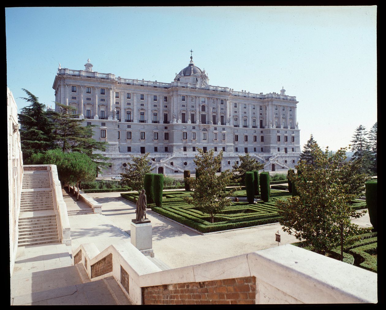 Widok na Pałac Królewski (1738-1755) (zdjęcie) autorstwa Spanish School