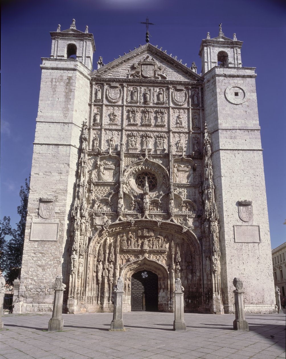 Zachodnia fasada kościoła San Pablo, zbudowana w XV-XVII wieku autorstwa Spanish School