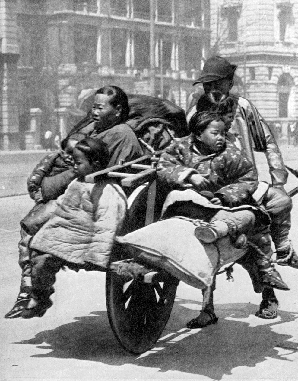 Chińska rodzina na wózku, 1936. autorstwa Sport and General