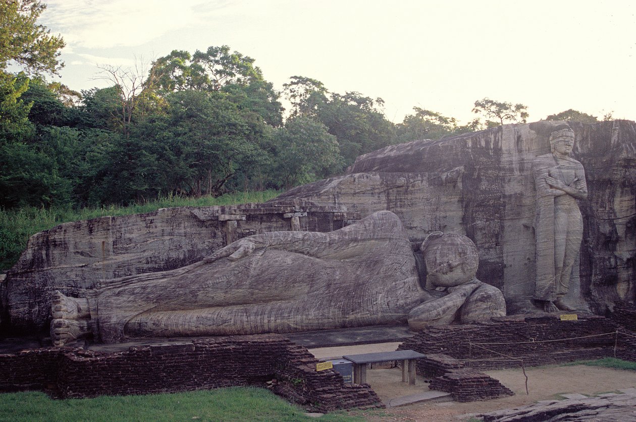 Stojący i leżący Budda, Gal Vihara (granit) autorstwa Sri Lankan