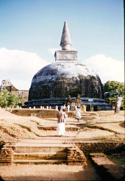 Widok na dagobę (kopułę buddyjską) autorstwa Sri Lankan