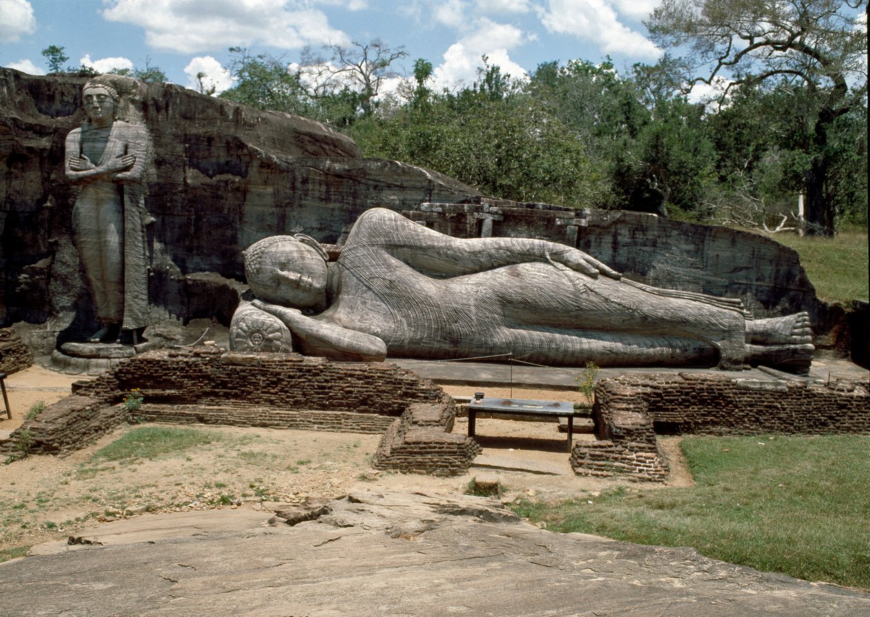 Półleżący obraz, który przedstawia parinirwanę Buddy, rzeźbę, Świątynię Gal Vihara autorstwa Sri Lankan
