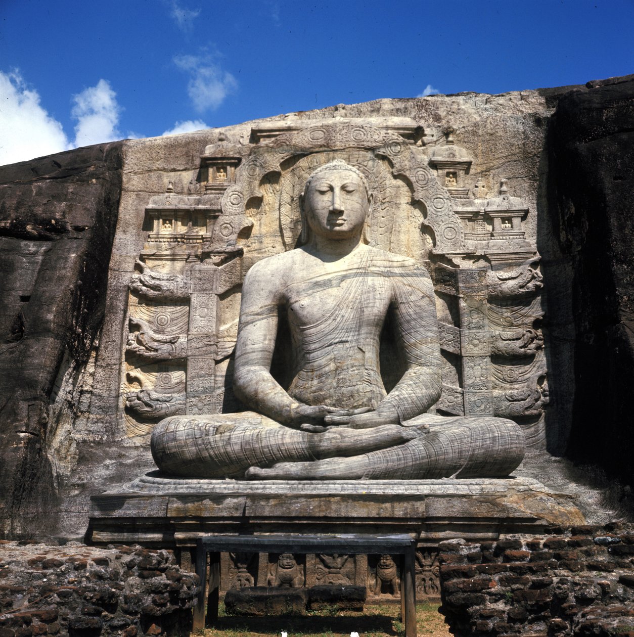 Budda Gal Vihare z Polonnaruwa (Sri Lanka) (Król Parakrama Bahu z Atrybucją). autorstwa Sri Lankan School