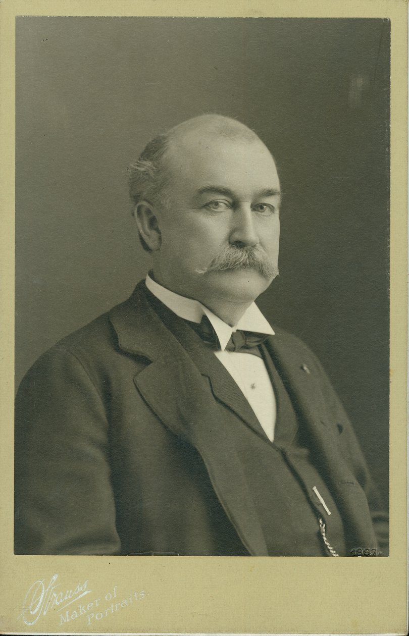 Portret popiersia Horatio D. Wooda w garniturze, kamizelce i muszce, zwróconego w prawo. autorstwa St. Louis Strauss