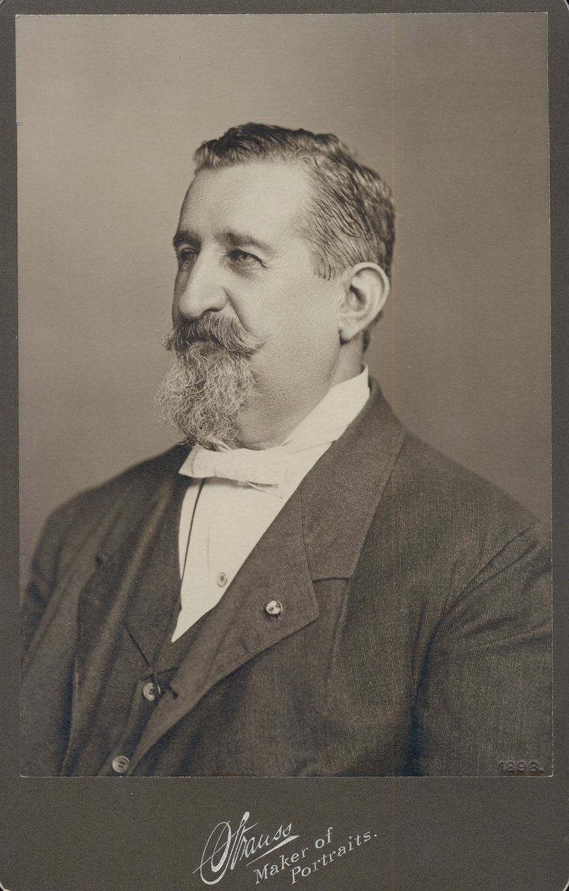 Portret popiersiowy Leopolda Methudy w garniturze, kamizelce i muszce, zwróconego w lewo. autorstwa St. Louis Strauss