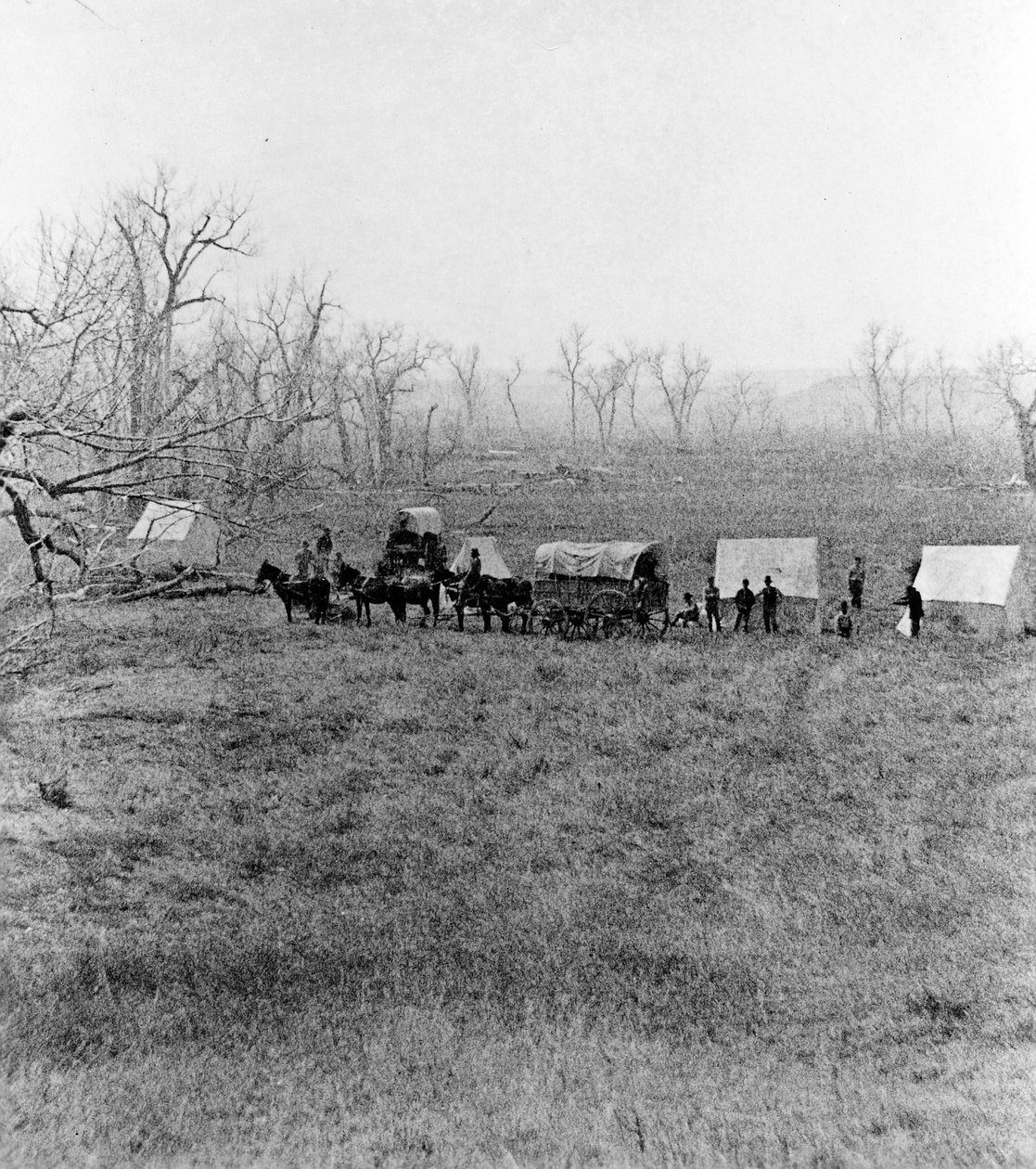 Obóz kapitana Sandersona w fordzie, pole bitwy Custera, 1879 r. autorstwa Stanley J. Morrow