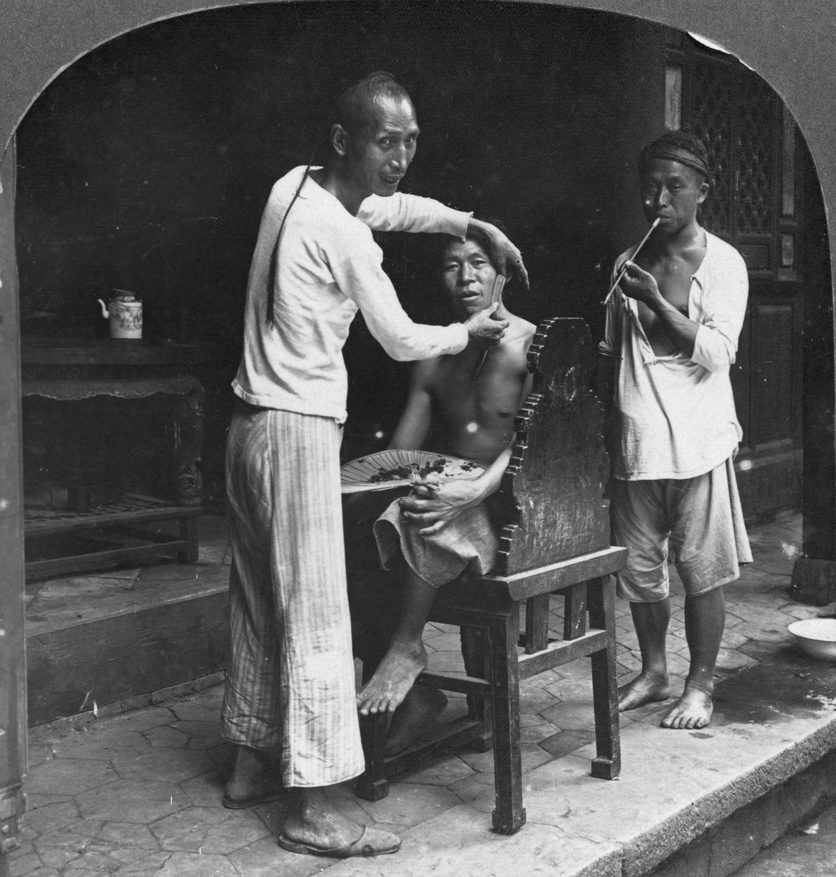 Chiński fryzjer w Bhamo, Birma, 1908 autorstwa Stereo Travel Co