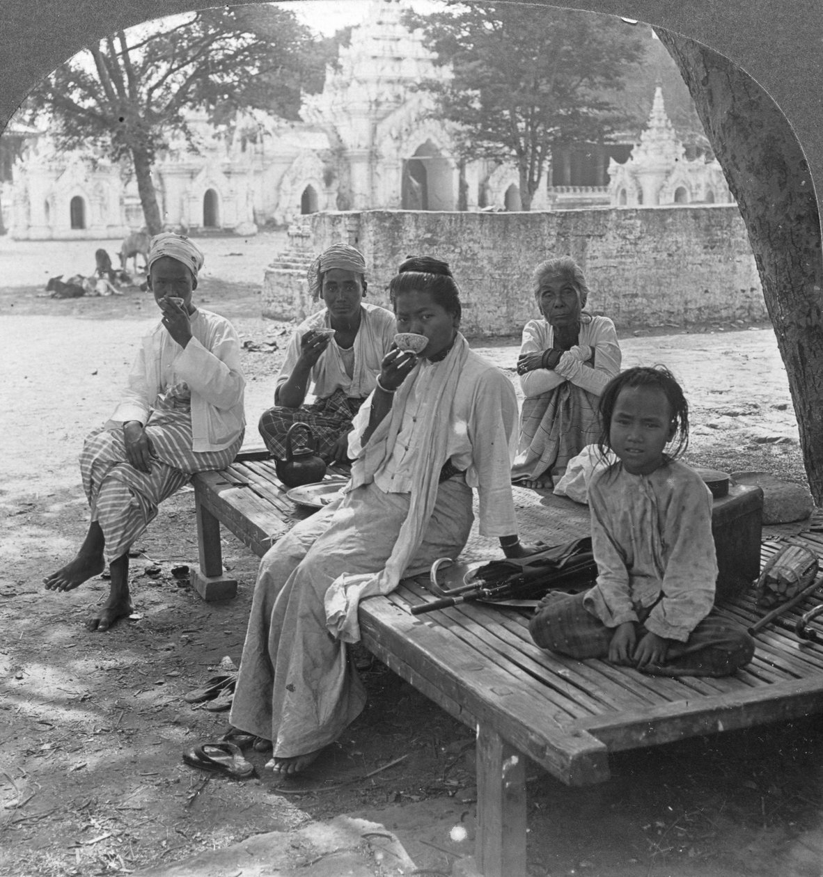 Towarzyski napój kawowy, Mandalay, Birma, 1908. autorstwa Stereo Travel Co