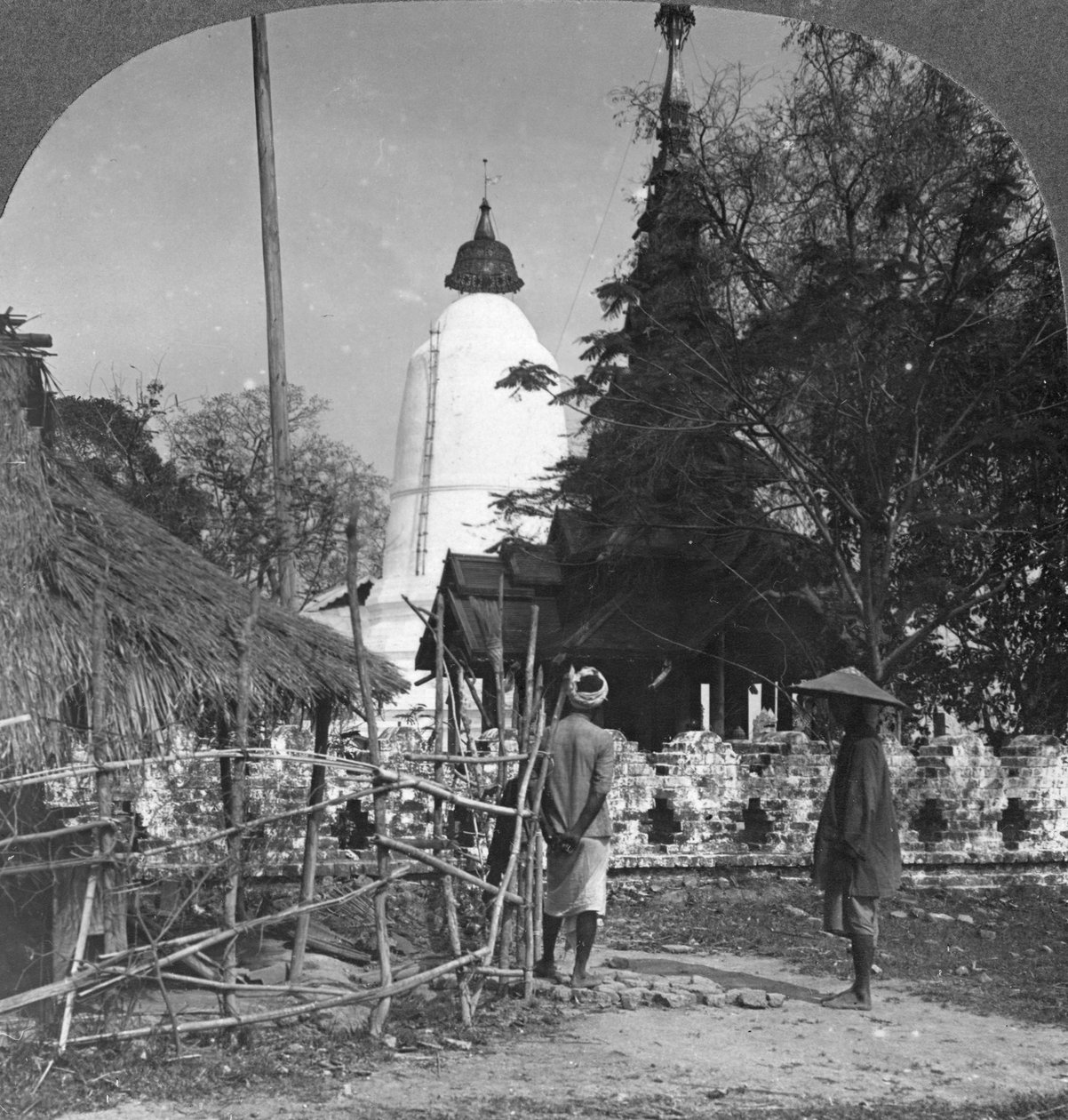 Pagoda w kształcie parasola, Bhamo, Birma, 1908 autorstwa Stereo Travel Co