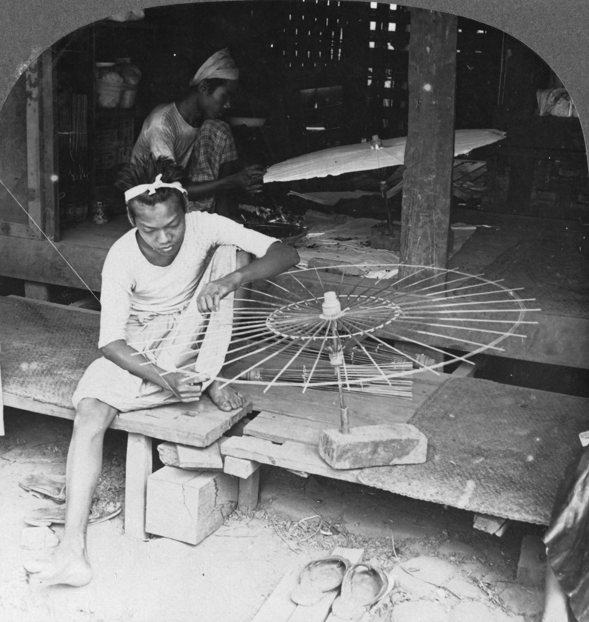 Chłopcy robiący rodzimy parasol, Birma, 1908 autorstwa Stereo Travel Co
