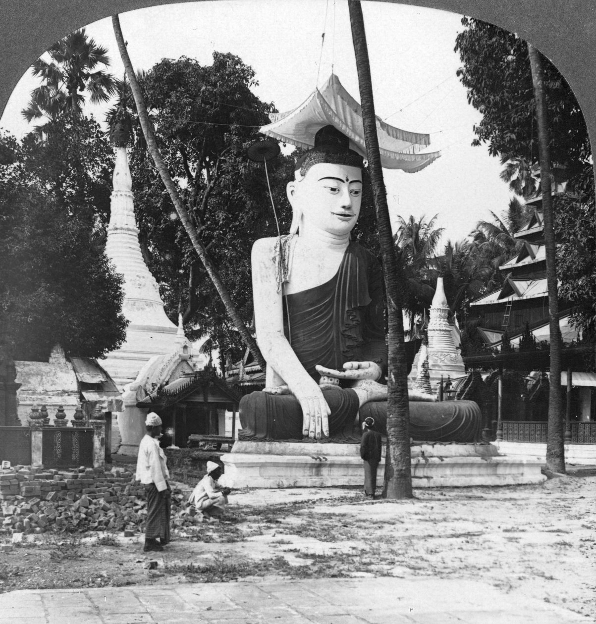 Posąg Buddy, Pagoda Shwedagon, Rangun, Birma, 1908 autorstwa Stereo Travel Co