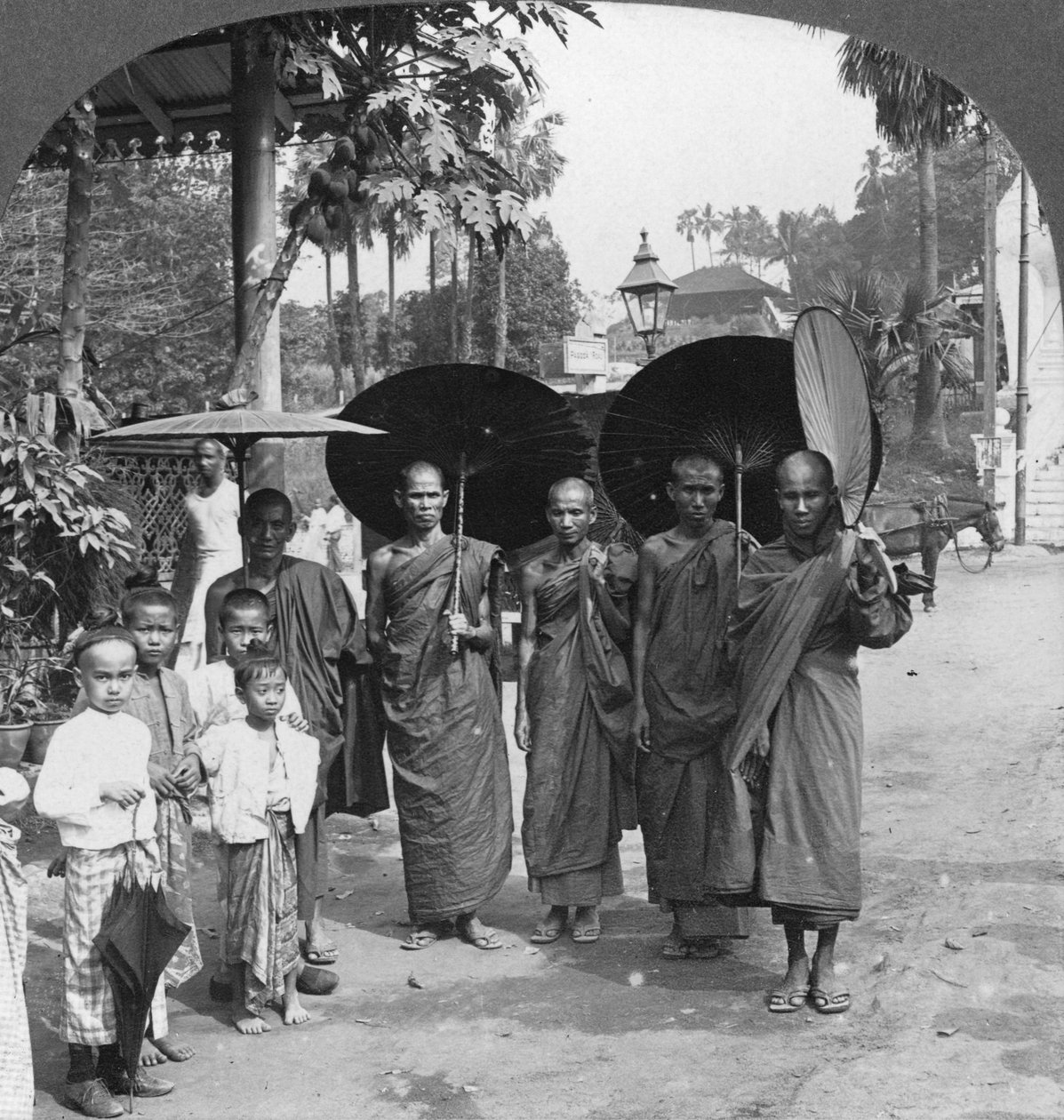 Mnisi buddyjscy z parasolami i wachlarzami, Rangun, Birma, 1908 autorstwa Stereo Travel Co