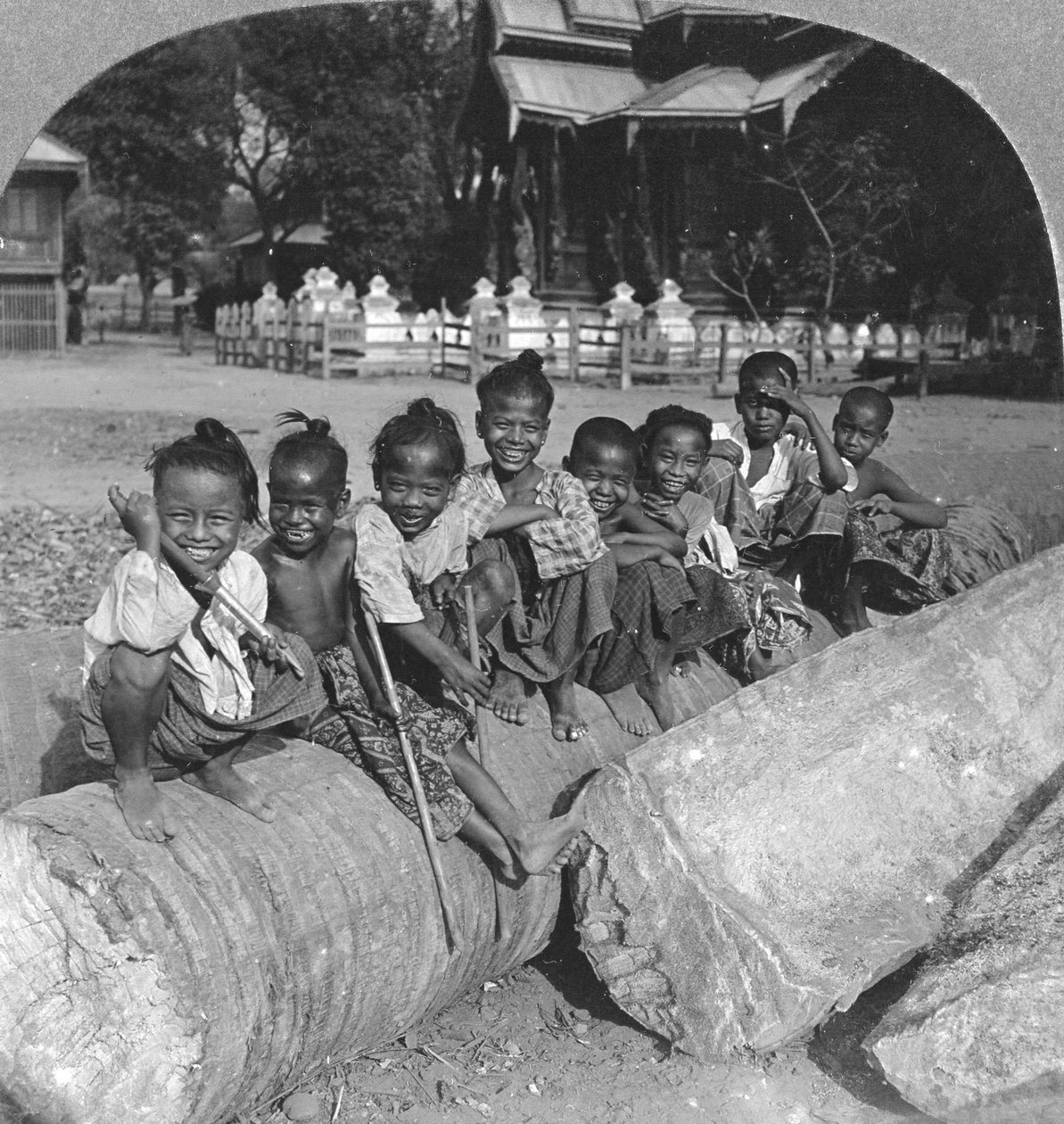Dzieci birmańskie siedzące na kłodzie palmowej, Birma, 1908 autorstwa Stereo Travel Co