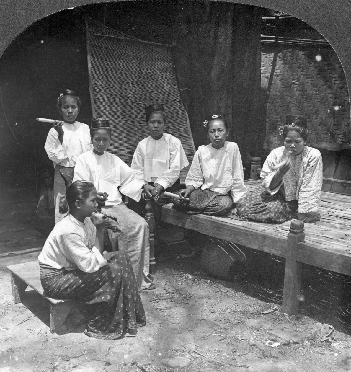 Birmańskie kobiety palące poza domem, Mandalay, Birma, 1908. autorstwa Stereo Travel Co