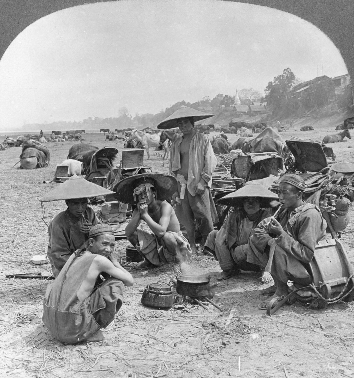 Karawana w drodze do Chin biwakuje w Bhamo, Birma, 1908 autorstwa Stereo Travel Co