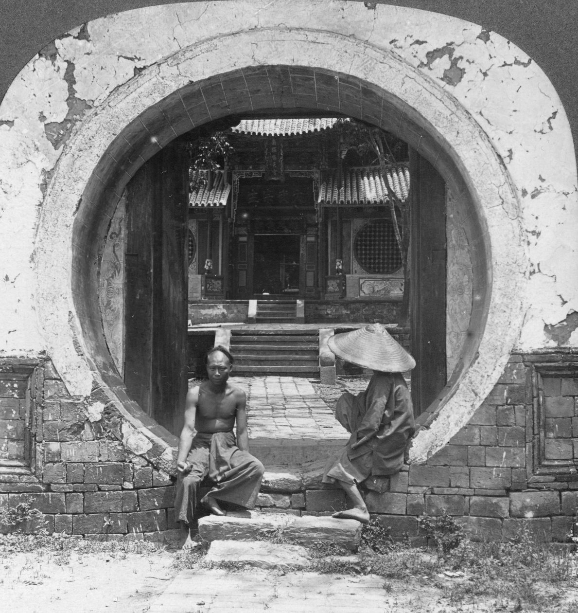 Ciekawa brama, wejście do domu Jossa, Bhamo, Birma, 1908 autorstwa Stereo Travel Co