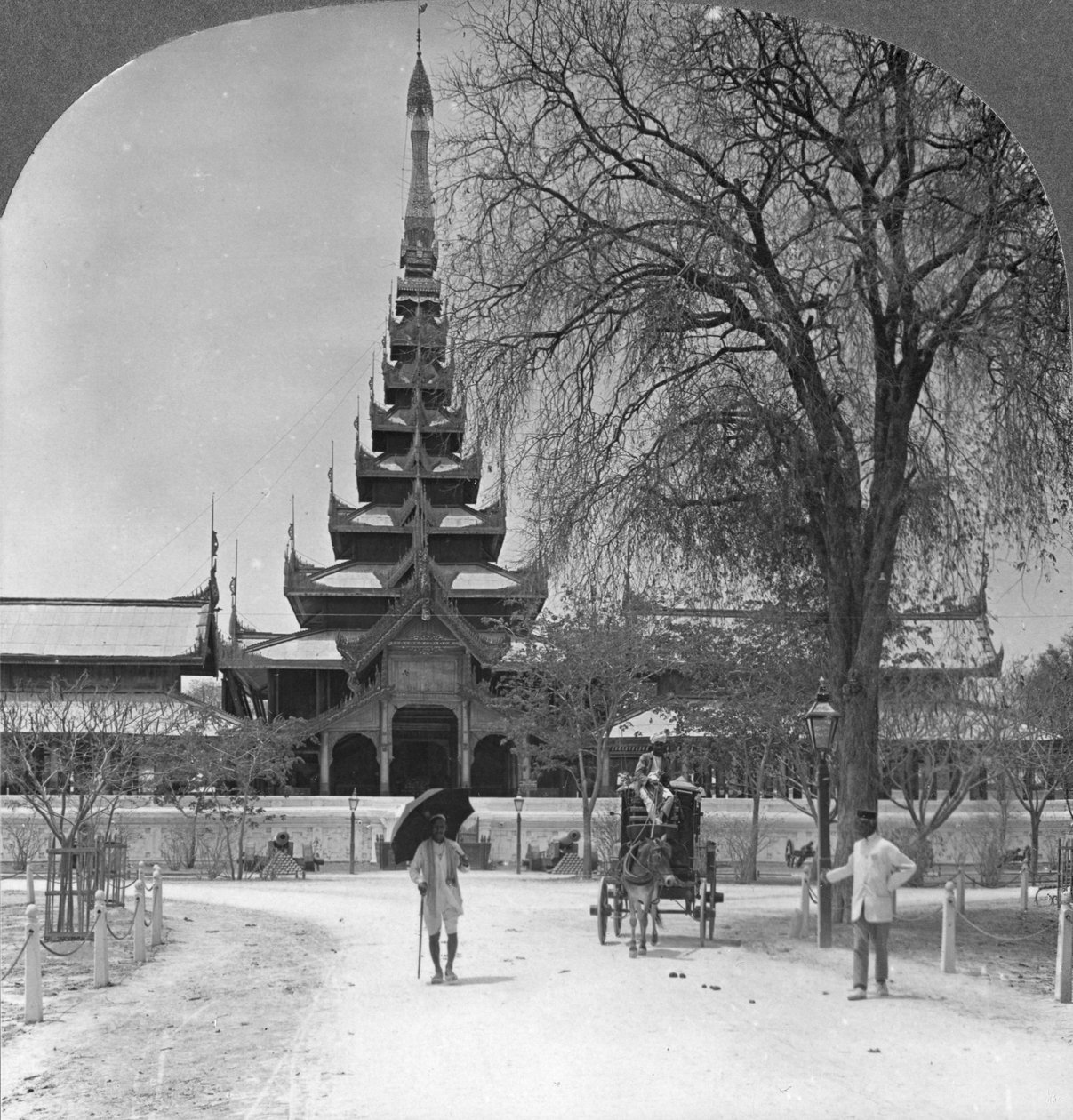 Widok z przodu Pałacu Królewskiego, Mandalay, Birma, 1908 autorstwa Stereo Travel Co