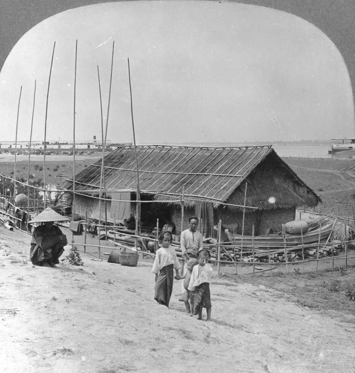 Dom zbudowany z bambusa na tratwach, Bhamo, Birma, 1908 autorstwa Stereo Travel Co