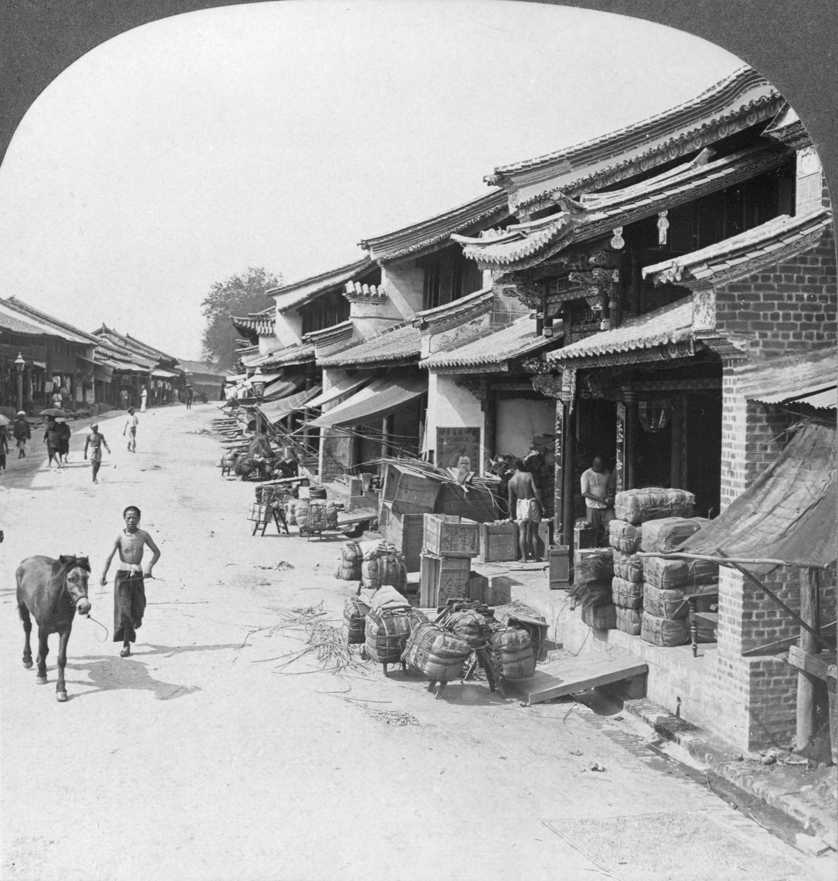 Główna ulica biznesowa dzielnicy chińskiej, Bhamo, Birma, 1908 autorstwa Stereo Travel Co