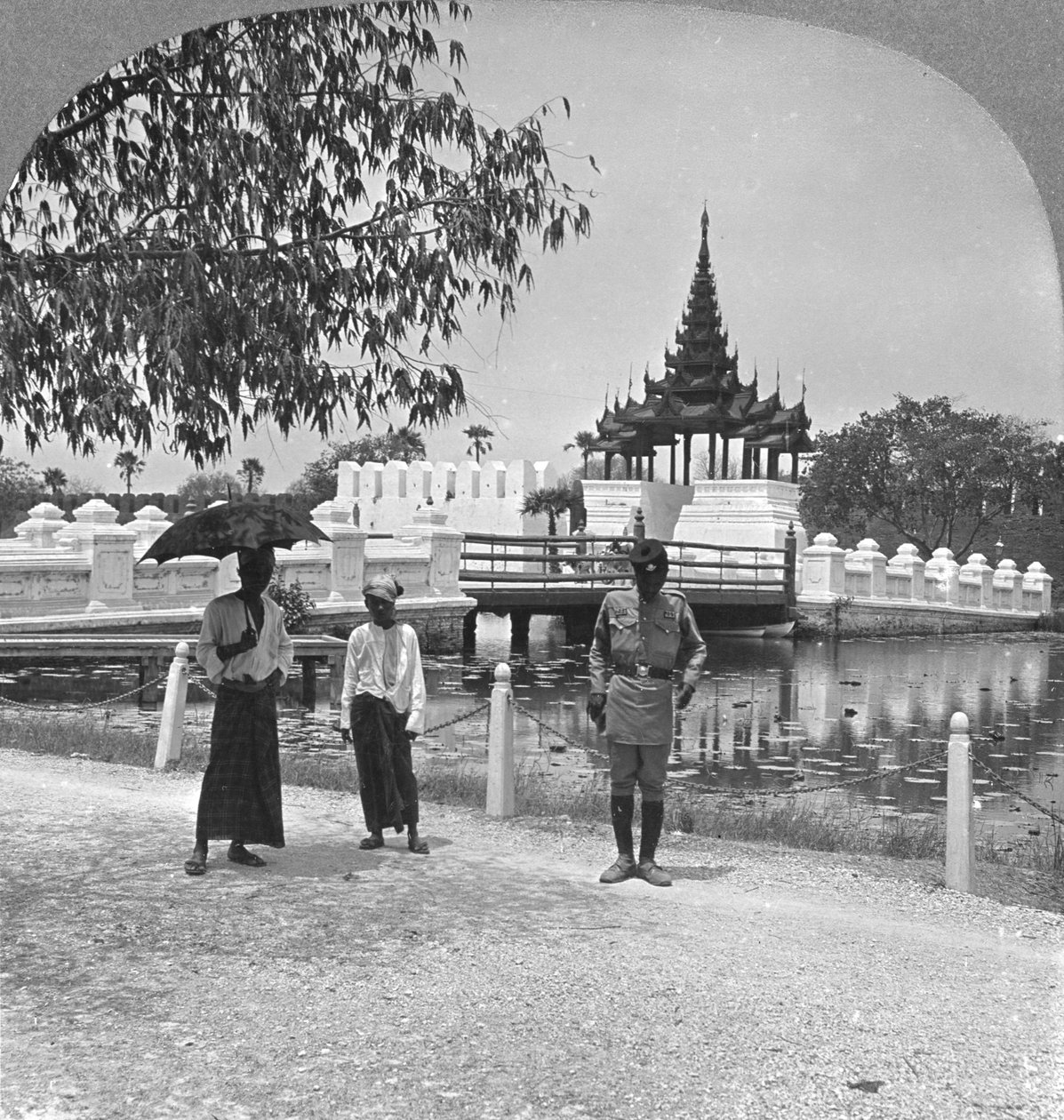 Główne wejście do Fortu Dufferin i Pałacu Królewskiego, Mandalay, Birma, 1908 autorstwa Stereo Travel Co