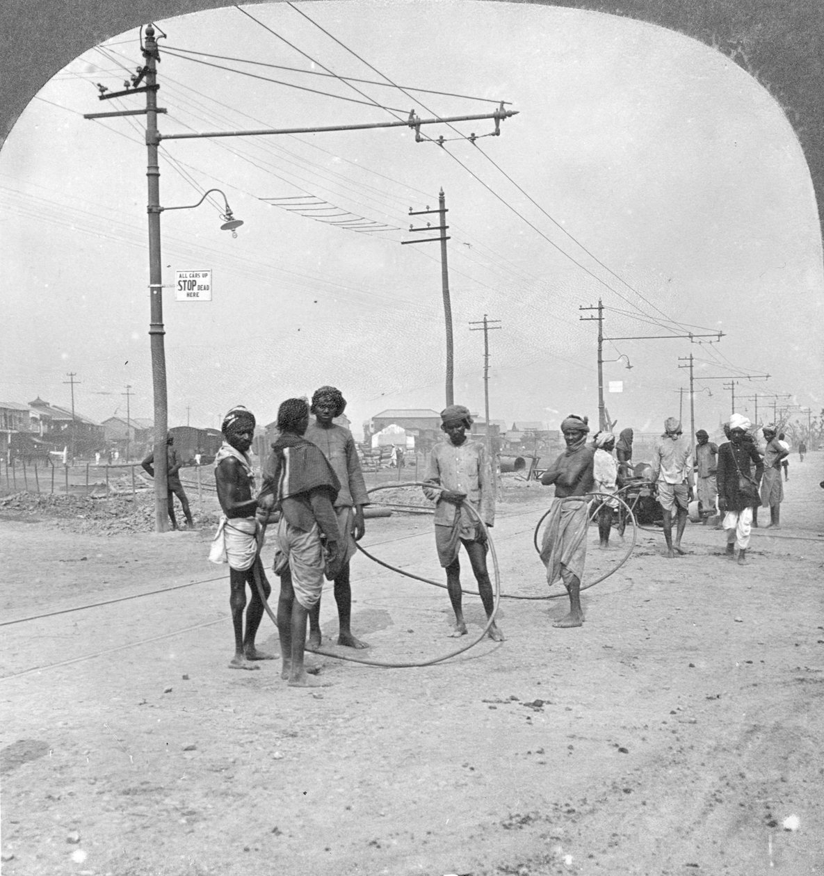 Mężczyźni gotowi wyciągnąć ciężki ładunek, Rangun, Birma, 1908 autorstwa Stereo Travel Co