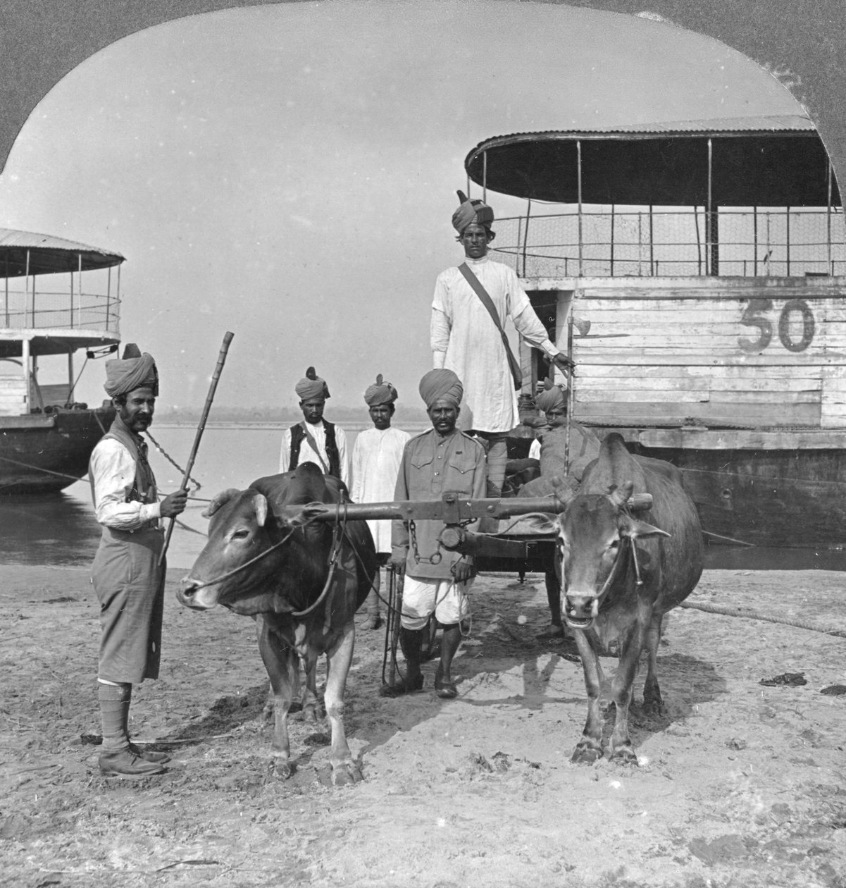 Wojskowy wózek transportowy z eskortą indyjskich żołnierzy, Birma, 1898. autorstwa Stereo Travel Co