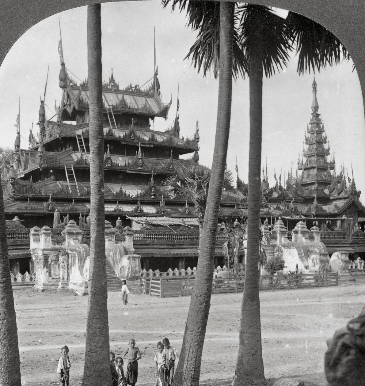Świątynia Pogańskich Królów w pobliżu pagody Aindow Yak, Mandalay, Birma, 1908. autorstwa Stereo Travel Co