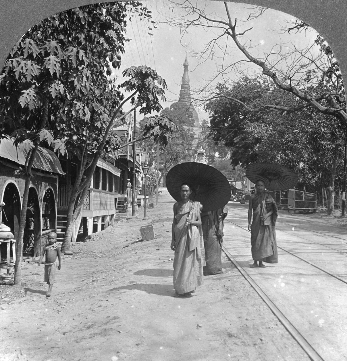 Pagoda Droga do Pagody Shwedagon, Rangun, Birma, 1908 autorstwa Stereo Travel Co