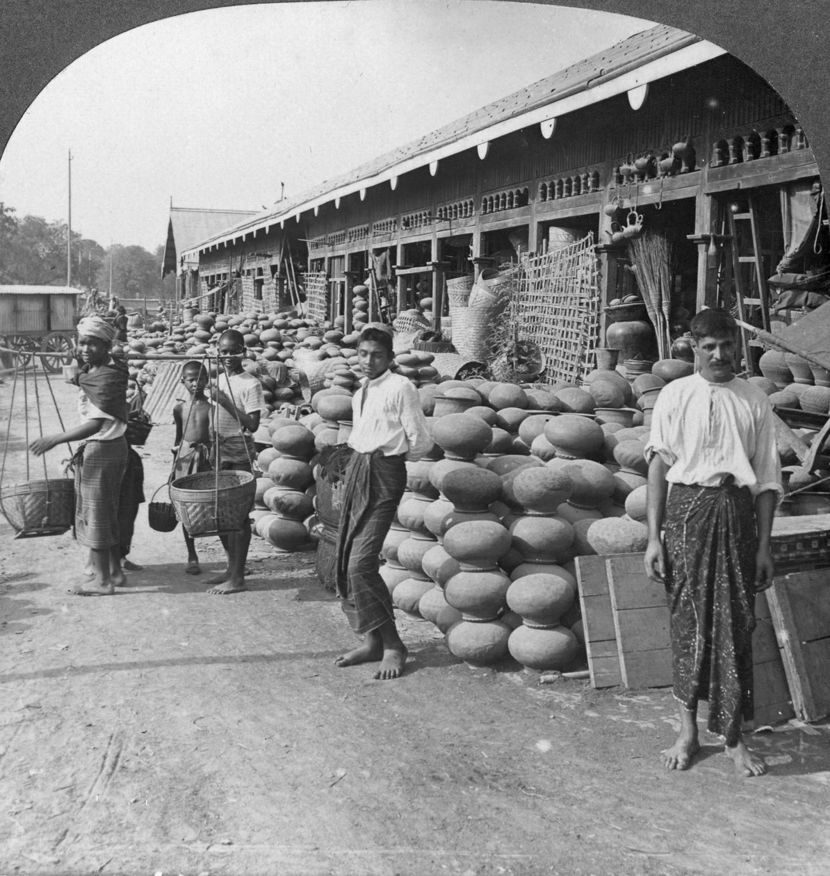 Sklep garncarski na ulicy w Mandalay, Birma, 1908. autorstwa Stereo Travel Co