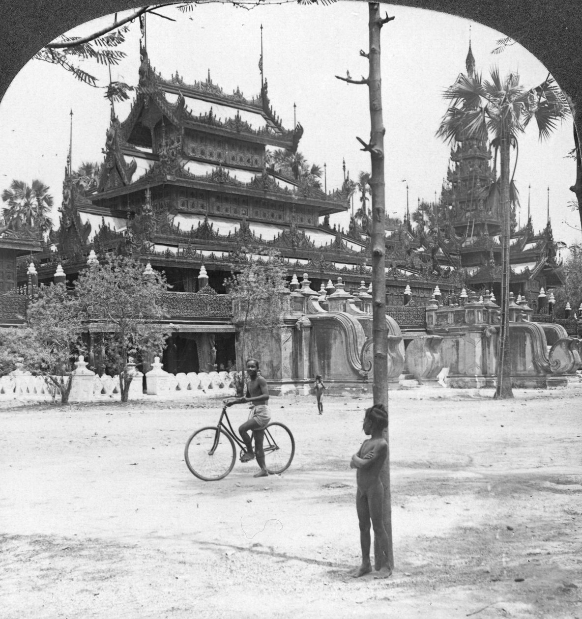 Złoty Klasztor Królowych, Mandalaj, Birma, 1908. autorstwa Stereo Travel Co