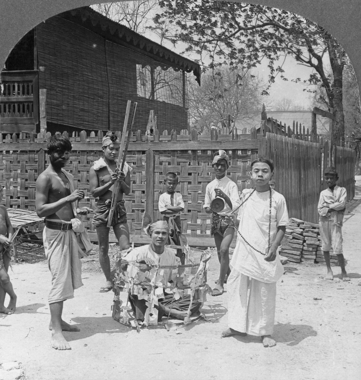 Scena podczas festiwalu, Birma, 1908 autorstwa Stereo Travel Co