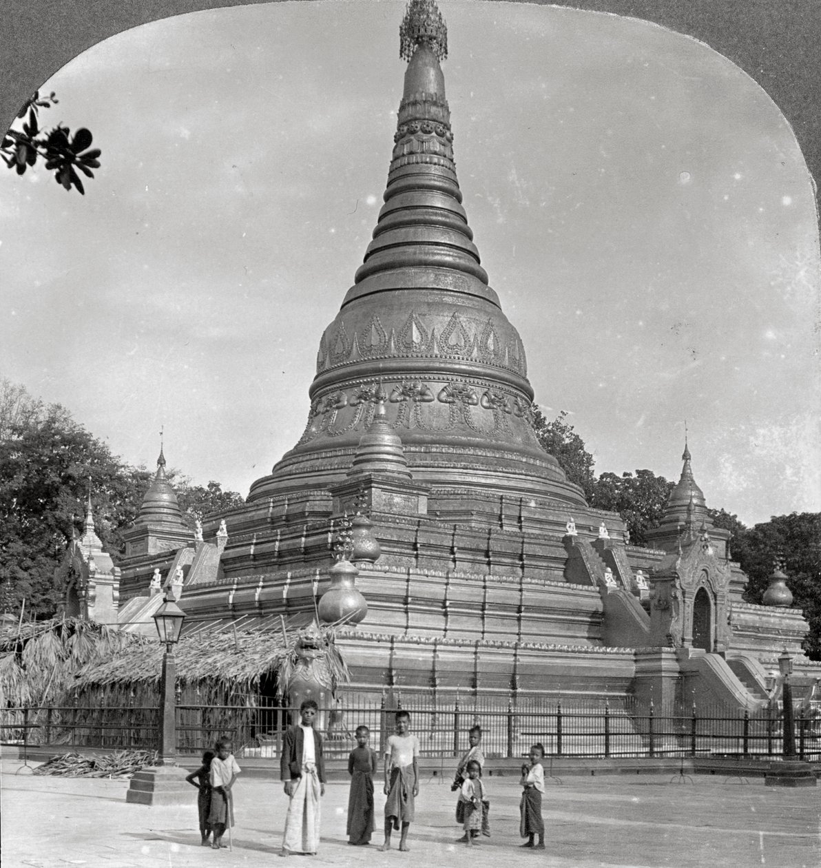 Pagoda Aindow Yak, Mandalay, Birma, 1908. autorstwa Stereo Travel Co