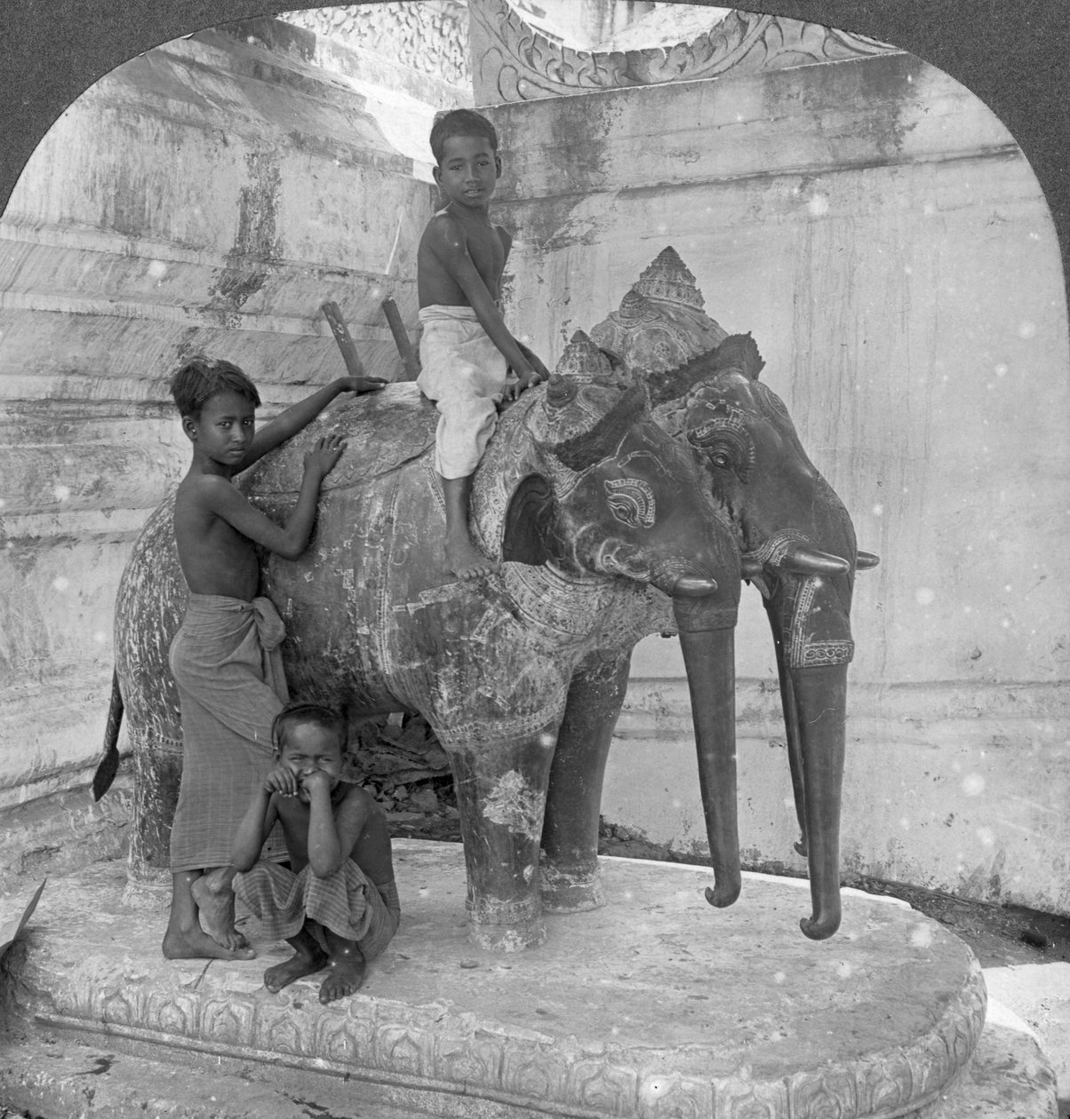 Trzygłowy słoń strzegący sanktuarium, Pagoda Arakan, Mandalay, Birma, 1908. autorstwa Stereo Travel Co