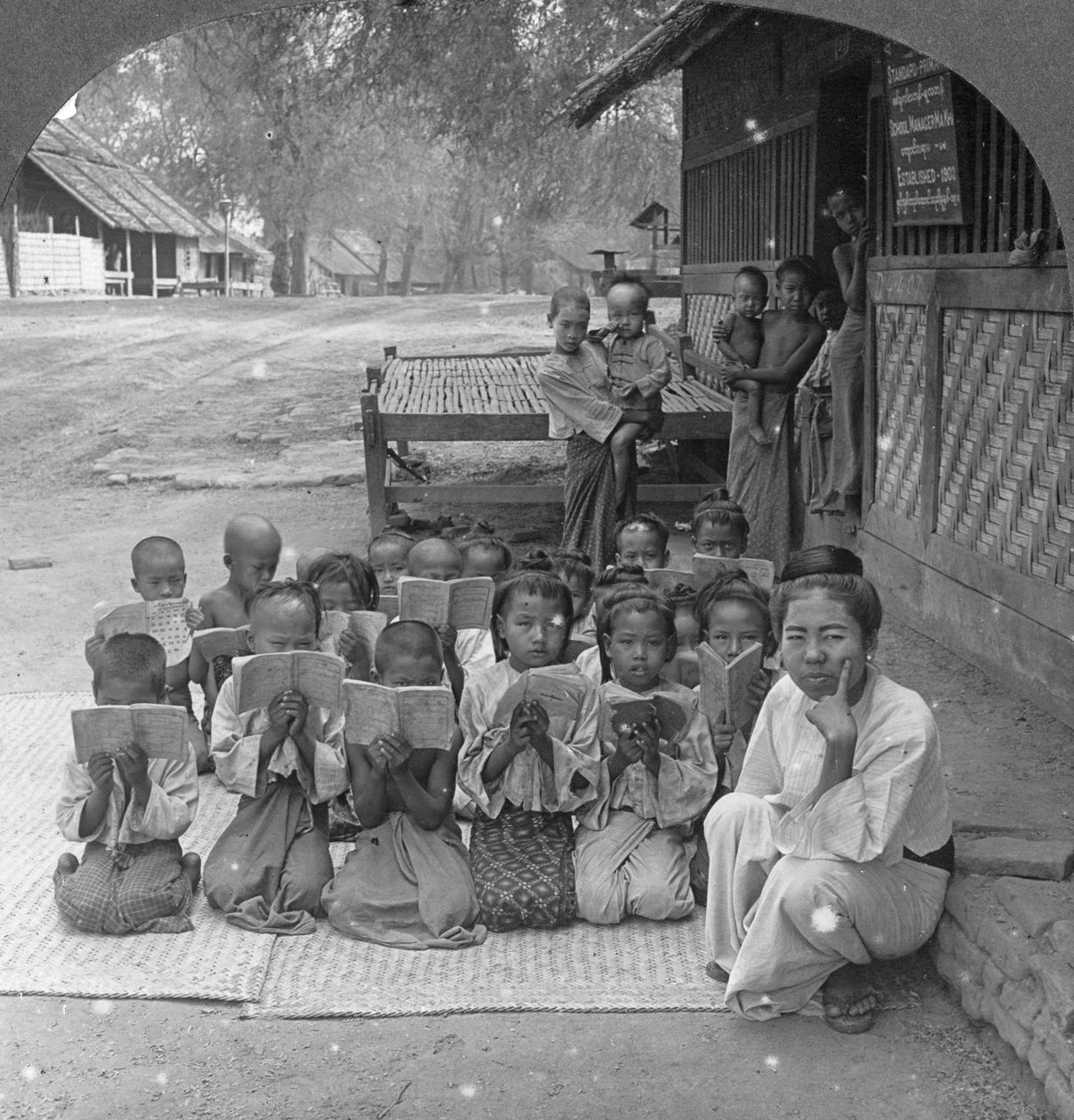Wiejska szkoła i nauczycielka, Amarapura, Birma, 1908 autorstwa Stereo Travel Co