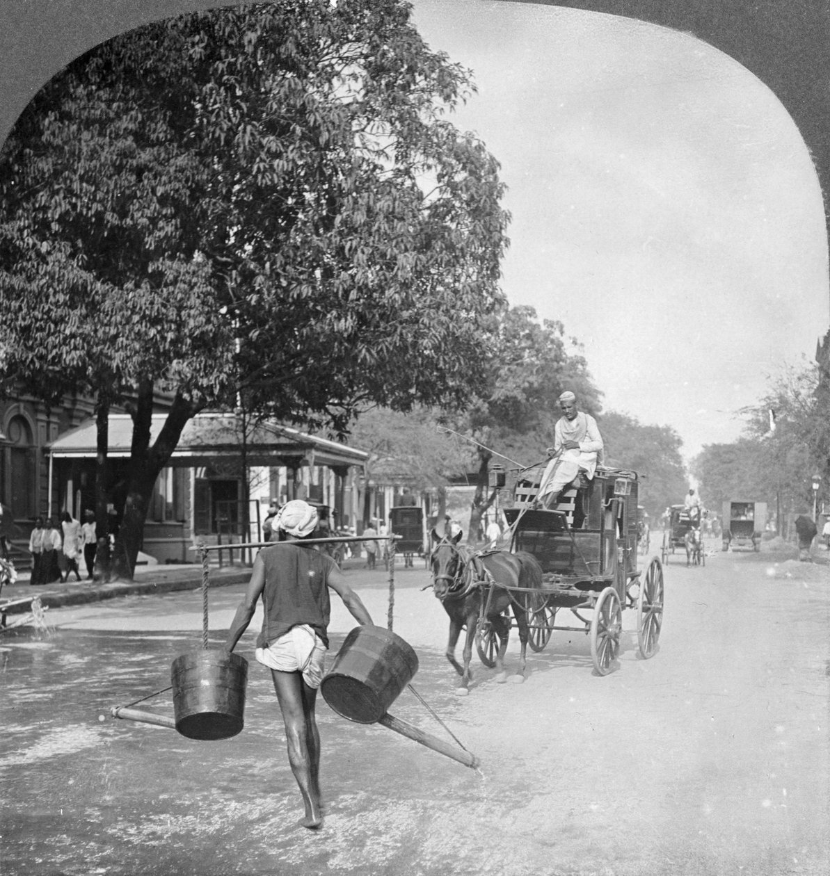 Podlewanie ulic Rangunu, Birma, 1908 autorstwa Stereo Travel Co
