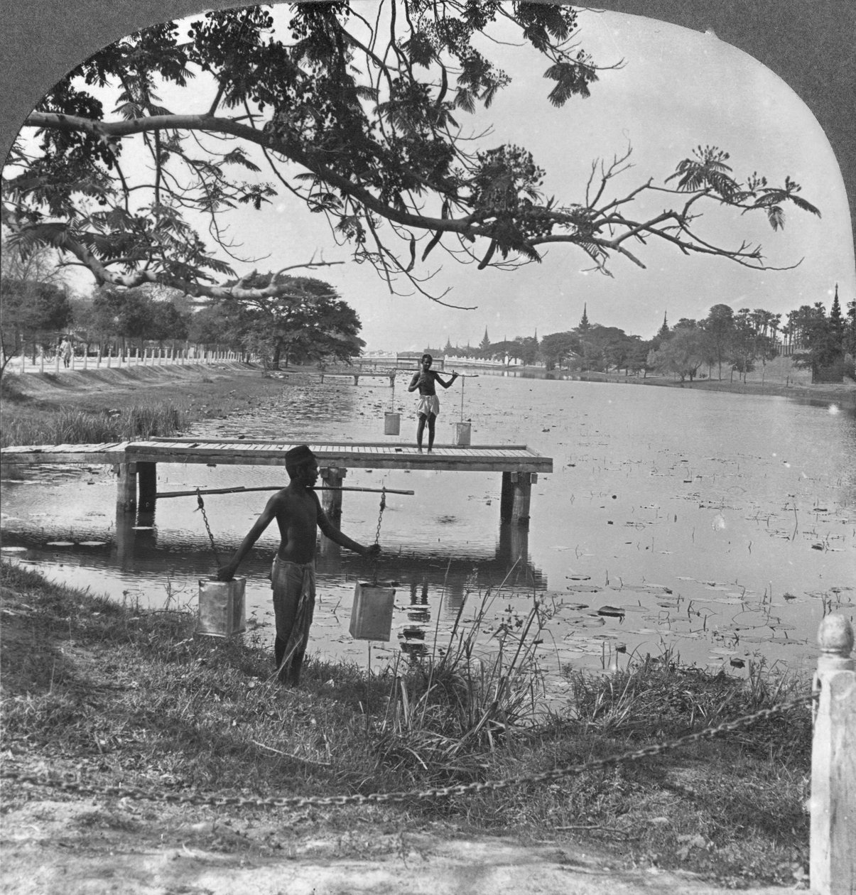 Zachodnia strona fortu, ukazująca fosę, Mandalaj, Birma, 1908 autorstwa Stereo Travel Co