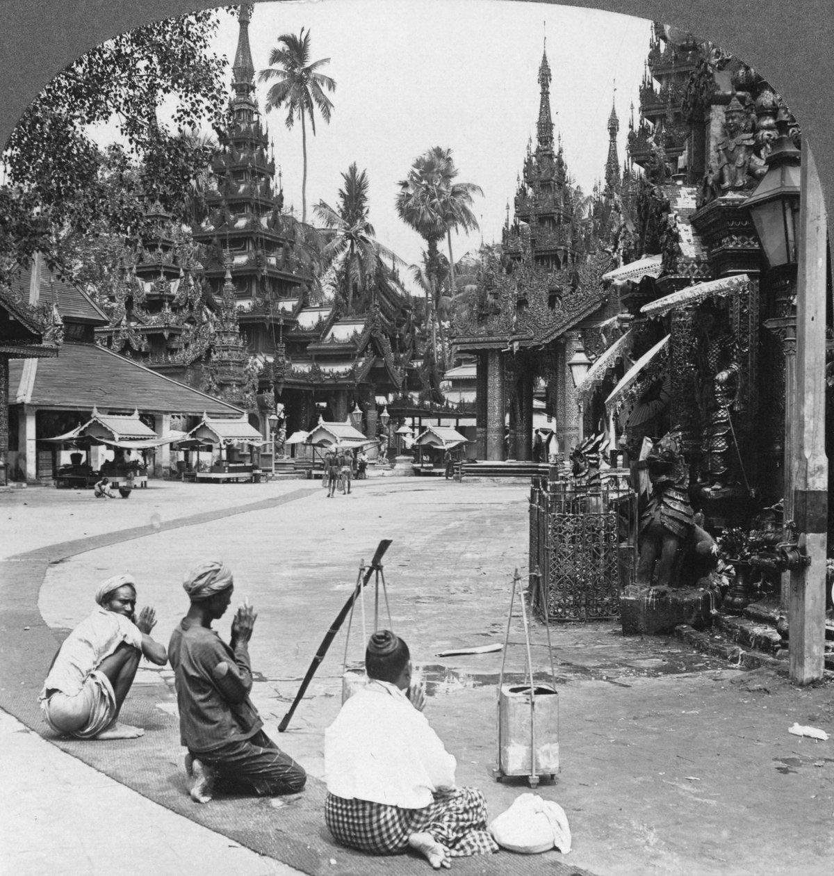 Oddawanie czci bożkowi, Pagoda Shwedagon, Rangun, Birma, 1908 autorstwa Stereo Travel Co