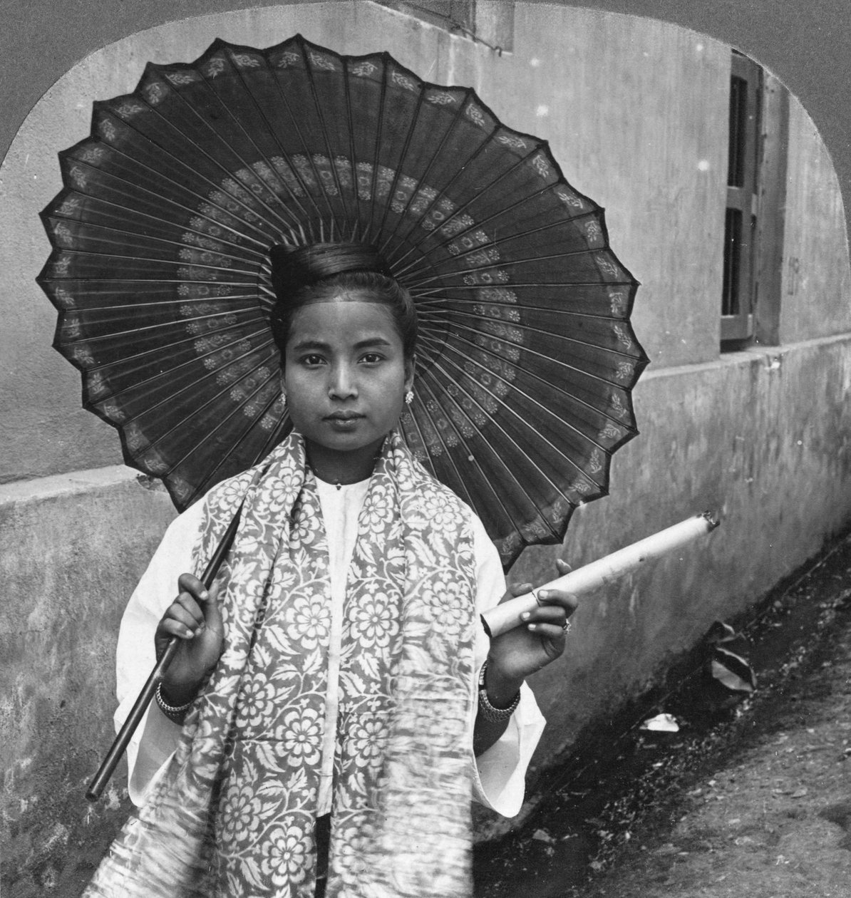 Młoda Birmańska kobieta trzymająca ogromne cygaro, Rangun, Birma, 1908 autorstwa Stereo Travel Co