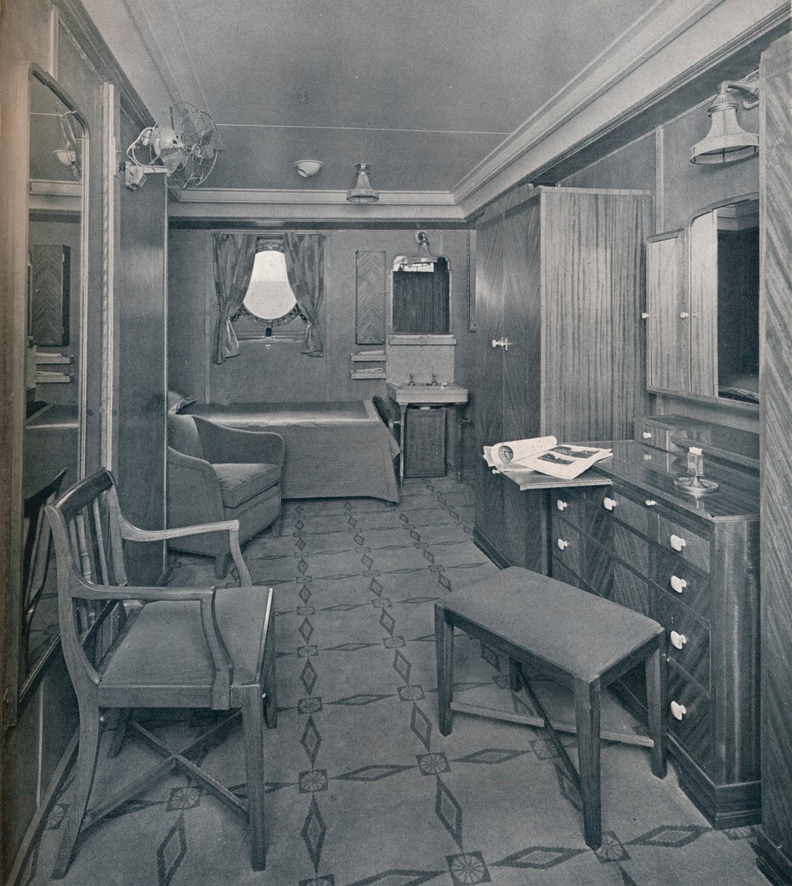 Mieszkania w strefie pierwszej klasy na pokładzie Cesarzowej Wielkiej Brytanii, 1931 autorstwa Stewart Bale Limited