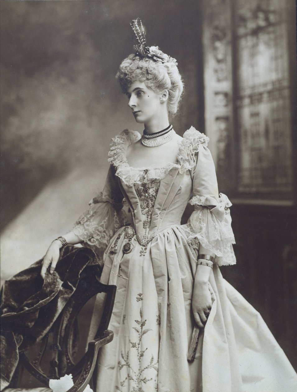 Lady Evelyn Cavendish, późniejsza księżna Devonshire, jako dama na dworze cesarzowej Marii Teresy, Diamentowy Bal Jubileuszowy księżnej Devonshire w Devonshire House autorstwa Studio Lafayette