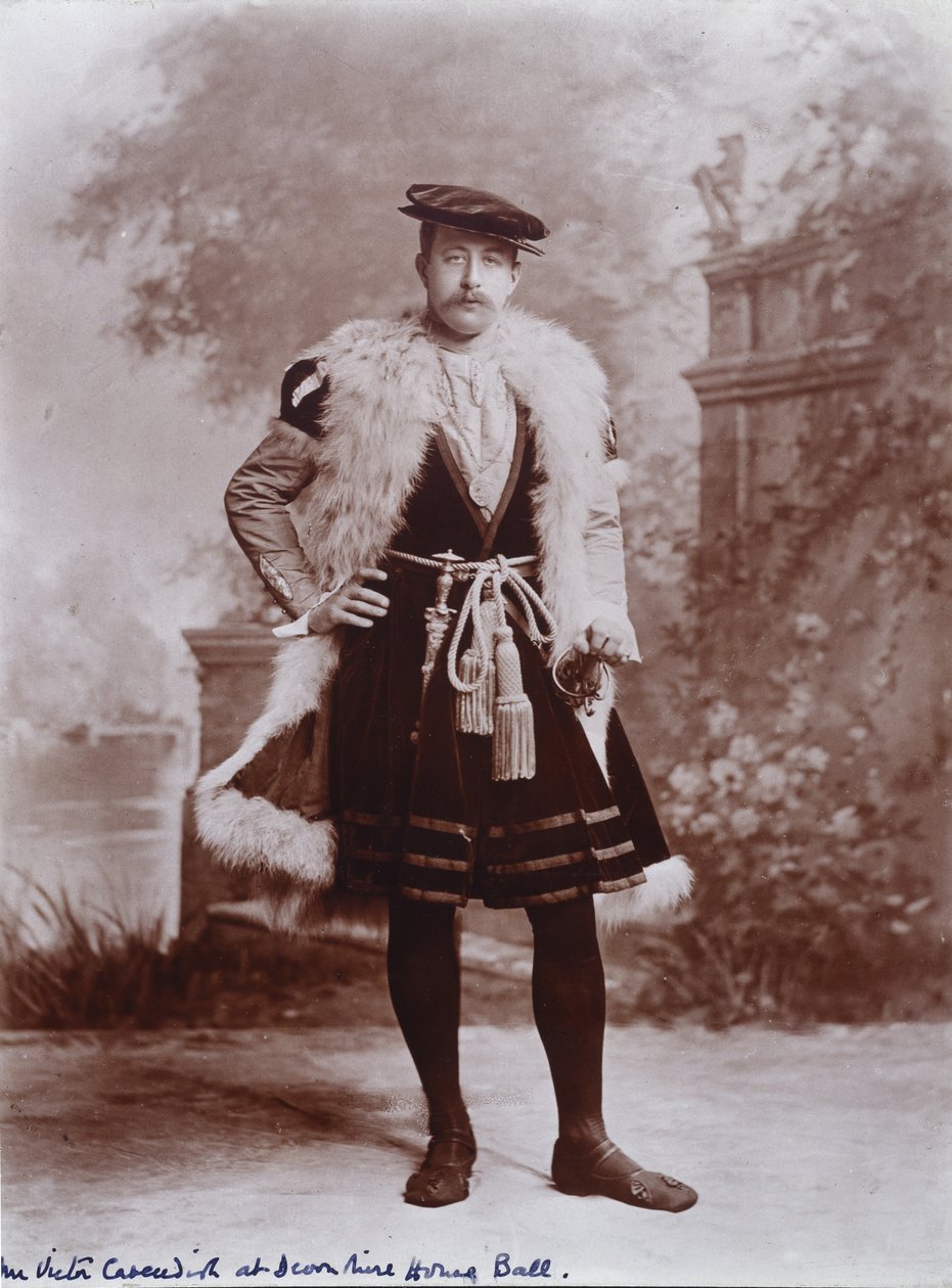 Pan Victor Cavendish, późniejszy 9. książę Devonshire, jako ambasador, po portrecie Holbeina Jeana de Dinteville, Diamentowego Balu Jubileuszowego Księżnej Devonshire w Devonshire House autorstwa Studio Lafayette