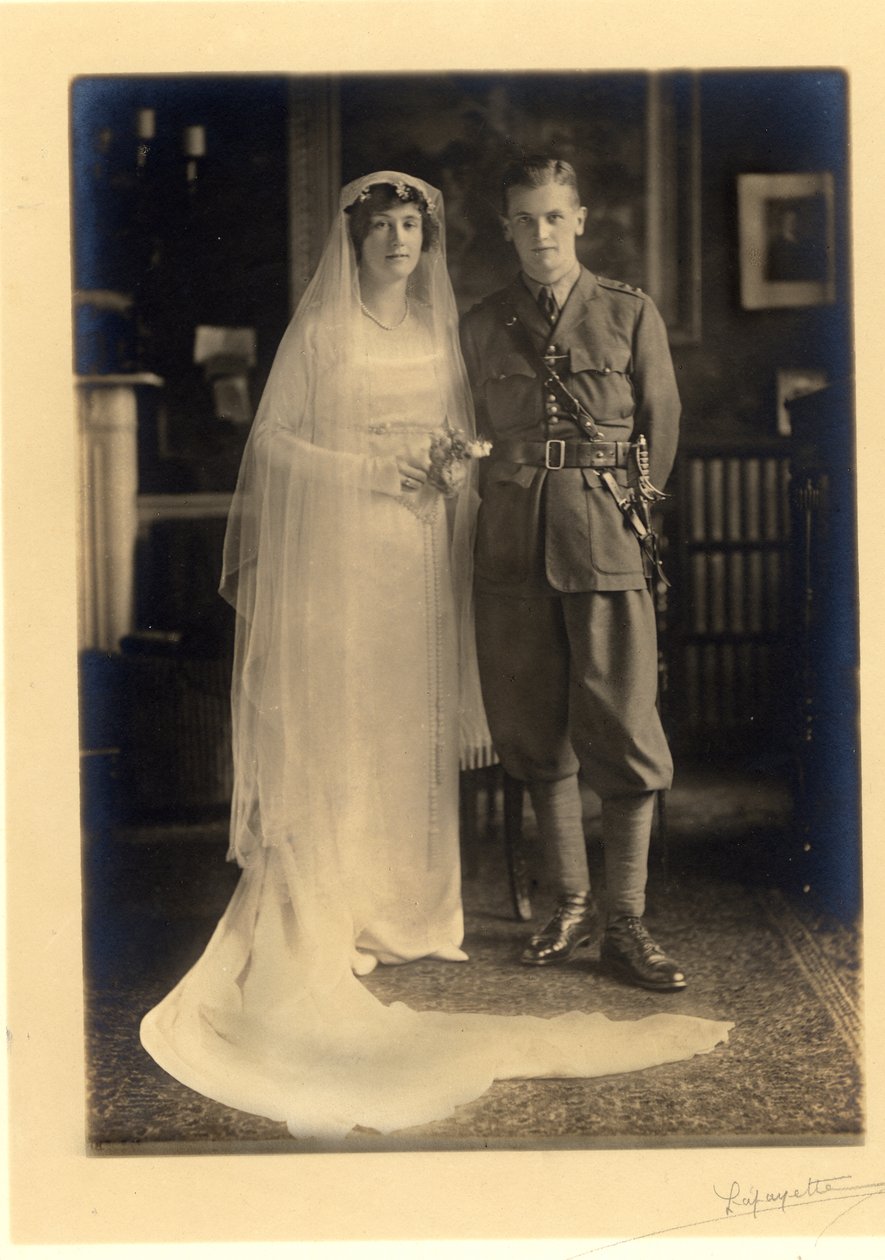 Ślub Lady Blanche Cavendish i pułkownika Ivana Murraya Cobbolda, Guards Chapel, Lansdowne House, 21 kwietnia 1919 (zdjęcie czarno-białe) autorstwa Studio Lafayette
