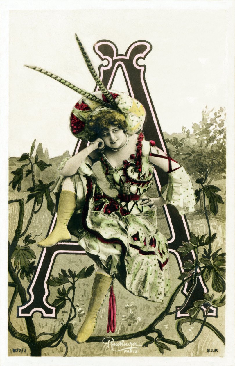 Do: Constance Elise De Vere, aktorka francuska z angielskimi korzeniami, urodzona w Belgii -Teatr Marigny, Paryż - Alfabet na pocztówkach - Fotomontaże ze zdjęciami artystek okresu Belle Epoque wykonane przez Leopolda Reutlingera. Ed autorstwa Studio Reutlinger