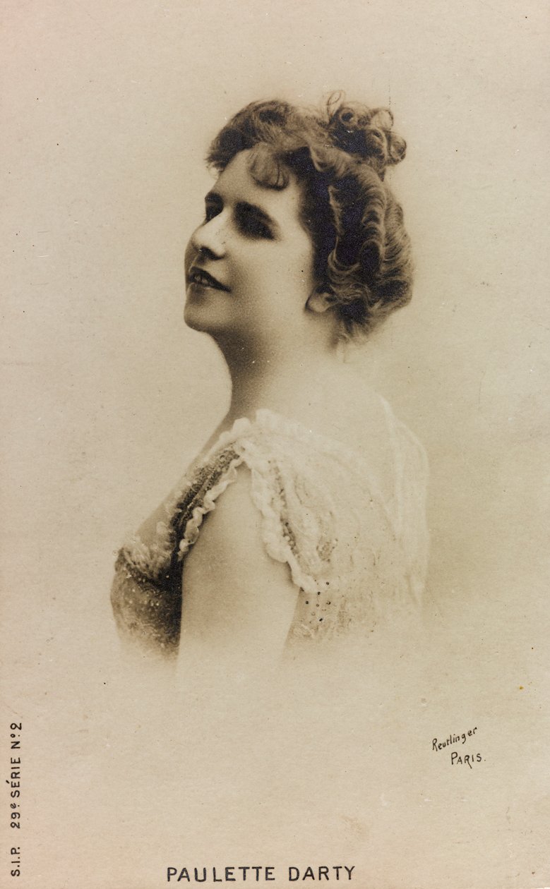 Portret francuskiej piosenkarki Paulette de Bardy, znanej jako Paulette Darty; Pocztówka autorstwa Studio Reutlinger