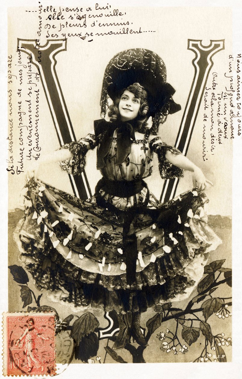V: Mariette Sully, belgijska sopran z Belle Epoque - Teatry: Bouffes Parisiennes, Menu Plaisirs, Gaite, Paryż - Alfabet na pocztówce autorstwa Studio Reutlinger