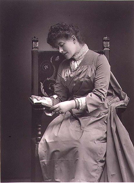 Ellen Terry (1847-1928) zdjęcie portretowe, połowa lat 80. XIX wieku (zdjęcie czarno-białe) autorstwa Studio Walery